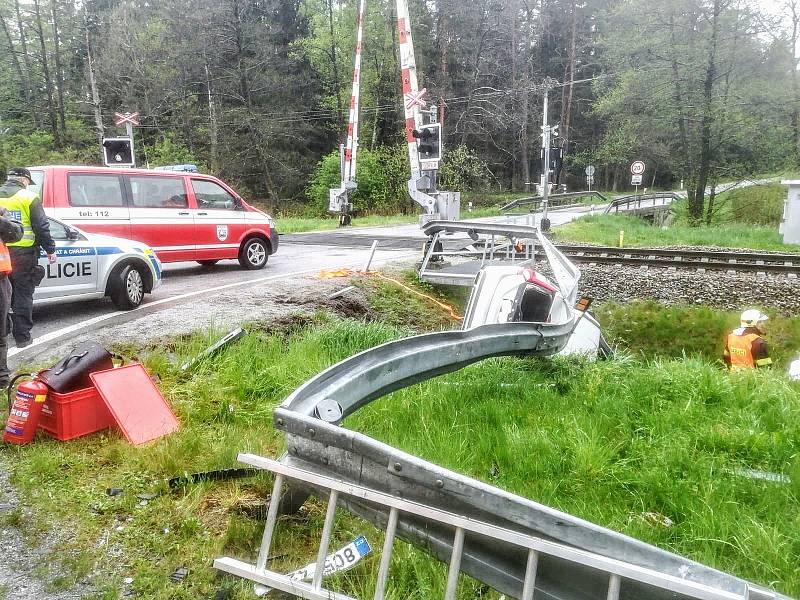 Nehoda dvou aut v Českých Velenicích si vyžádala zranění dvou osob.