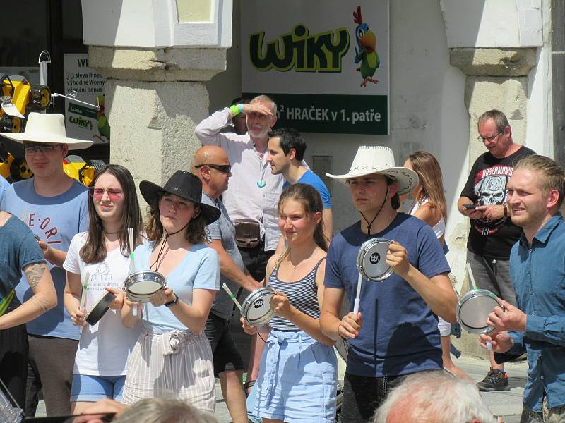 Festival Okolo Třeboně již tradičně zahájil prázdniny, v sobotu 4. července se na zámeckém nádvoří představila zpěvačka Jana Rychterová, kapela Epydemye a Xindl X.