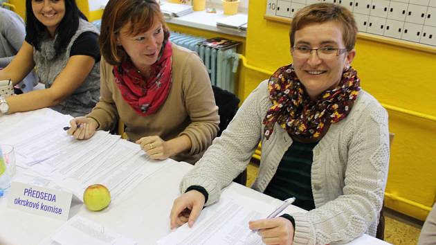Nad volbami v novobystřické škole bděly předsedkyně komise Iveta Mičunková a zapisovatelka Lenka Böhmová. 