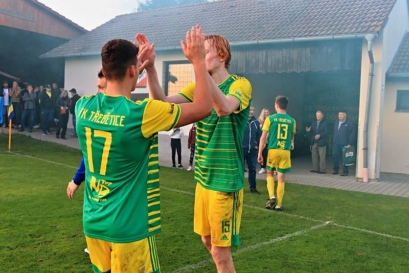 Fotbalisté Třebětic (v zelenožlutém) ve šlágru 11. kola I. A třídy porazili táborský Meteor 2:0 a uhájili vedoucí příčku tabulky skupiny B.