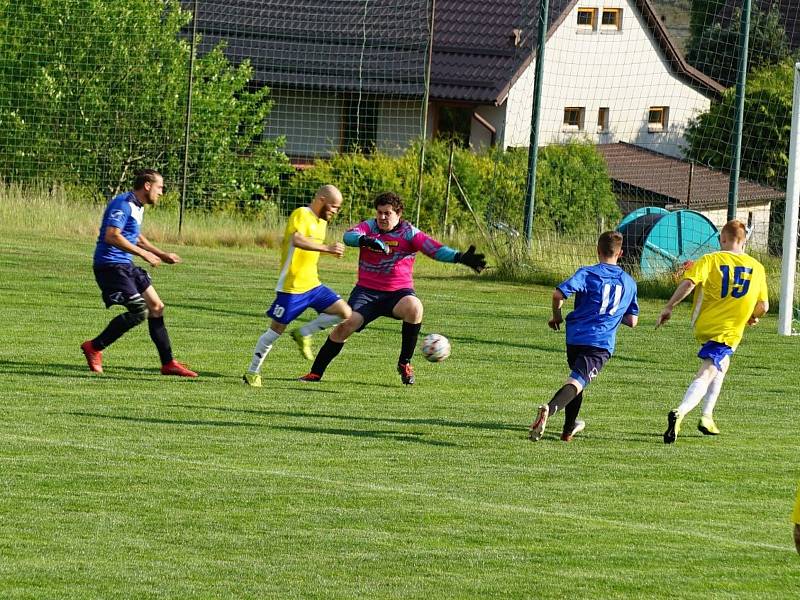 Fotbalisté Stráže (ve žlutých dresech)  deklasovali Číměř na její půdě 8:1 a před posledním kolem živí naději na titul přeborníka okrese.