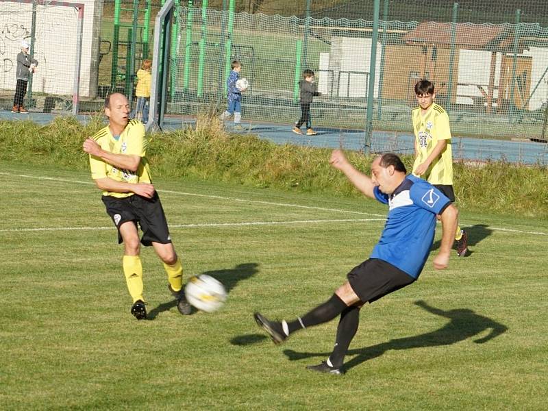 Fotbalisté Číměře/Nové Bystřice B (v modročerném) v 13. kole okresního přeboru deklasovali béčko Suchdola 8:0 a přezimují na třetí příčce.