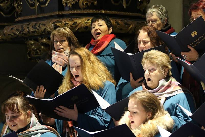 Koncert pěveckého sbotu Smetana naplnil svatojánský kostel.