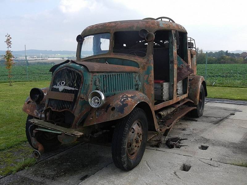 UNIKÁTNÍ HASIČSKÁ CISTERNA z roku 1942, která patří dačickým dobrovolným hasičům, je nyní vystavena v hasičském muzeu v Bechyni. Hasiči ji před dvěma lety doslova vyrvali „hrobníkovi z lopaty“, když ji vytáhli z kopřiv a chtějí ji zrenovovat. 