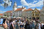 Festival Okolo Třeboně již tradičně zahájil prázdniny, v sobotu 4. července se na zámeckém nádvoří představila zpěvačka Jana Rychterová, kapela Epydemye a Xindl X.