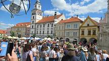 Festival Okolo Třeboně již tradičně zahájil prázdniny, v sobotu 4. července se na zámeckém nádvoří představila zpěvačka Jana Rychterová, kapela Epydemye a Xindl X.