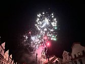 Novoroční ohňostroj na náměstí v Třeboni sleduje každoročně téměř 10 tisíc lidí.