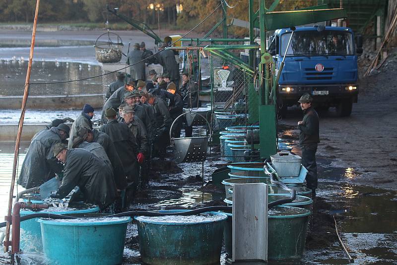 Rybáři loví Záblatský rybník.
