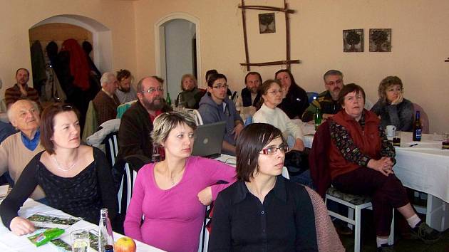 Občanské sdružení Přírodní zahrada uspořádalo v sobotu přednášku o omlazování a řezu ovocných stromů s následnou praktickou ukázkou