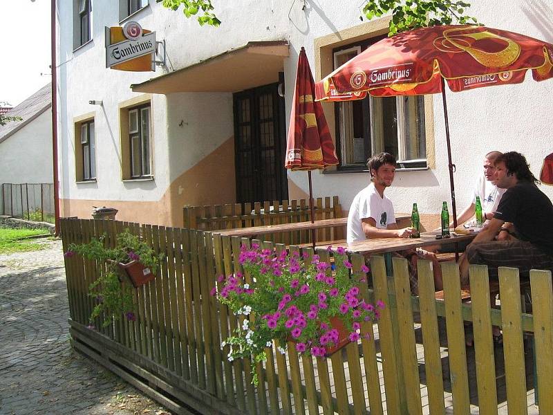 Z této restaurace uprostřed Č. Rudolce odešel v neděli večermístnímladík. Domů se však nedostal. Na hlavní silnici byl sražen projíždějící řidičkou a s těžkými zraněními převezen do nemocnice v Č. Budějovicích. Byla to nešťastná náhoda či hloupá hra?