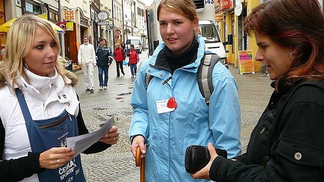 Zleva Karolína Jarošová a Háta Kasperová ze Střední zdravotnické školy v Jindřichově Hradci při prodeji srdíček v Panské ulici .