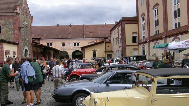 Výstava historických vozidel v pivovaru dokreslovala sobotní atmosféru v Třeboni. 