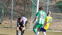 Fotbalisté Lásenice (v zelenobílém) ve 14. kole přeboru utrpěli doma debakl 0:6 od Stráže nad Nežárkou.