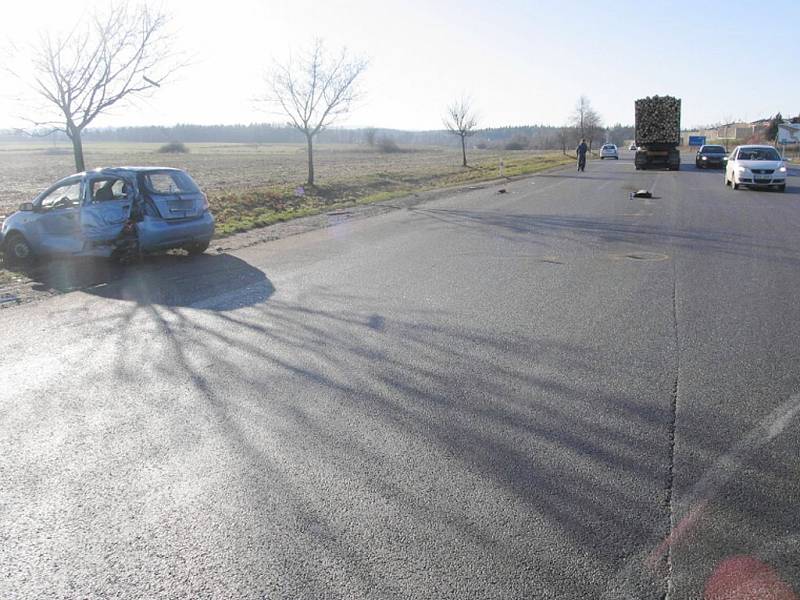 Srážka osobního auta s kamionem na výpadovce v Jindřichova Hradce na Třeboň.