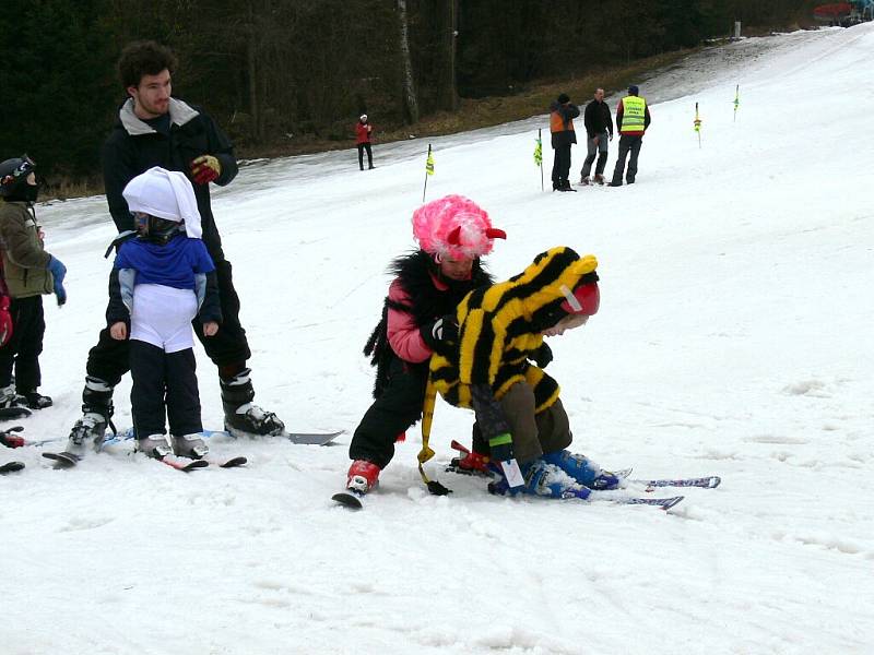 Maškarní karneval na sjezdovce v Nové Bystřici.