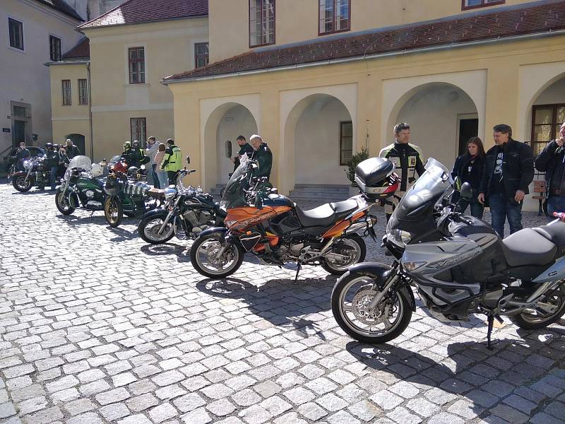 Milovníci motocyklů na nádvoří třeboňského kláštera symbolicky zahájili sezonu.