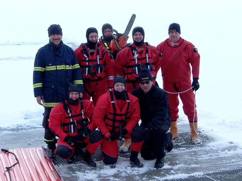Hradečtí dobrovolní hasiči trénovali záchranu tonoucího, pod kterým se prolomil led. 