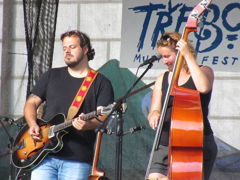 Festival Okolo Třeboně již tradičně zahájil prázdniny, v sobotu 4. července se na zámeckém nádvoří představila zpěvačka Jana Rychterová, kapela Epydemye a Xindl X.