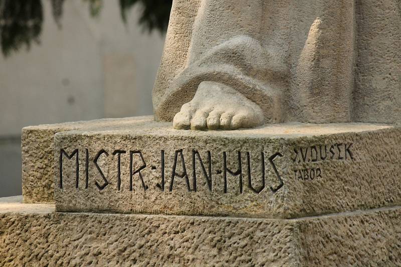 Každoroční sváteční setkání u pomníku Jana Husa v Husových sadech je v Hradci už tradicí.