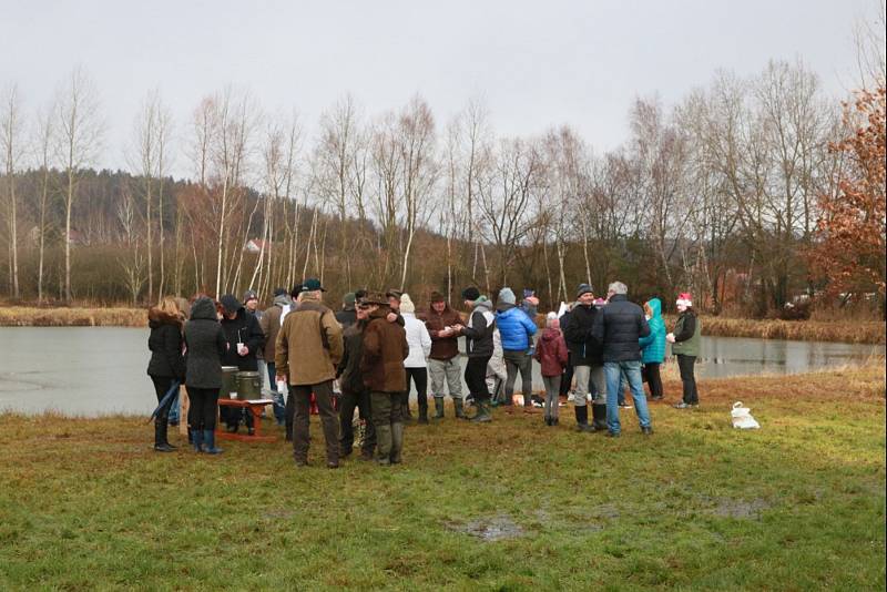 Letos již po jedenadvacáté se na Štědrý den ve Velkém Ratmírově uskutečnilo Vánoční koupání.