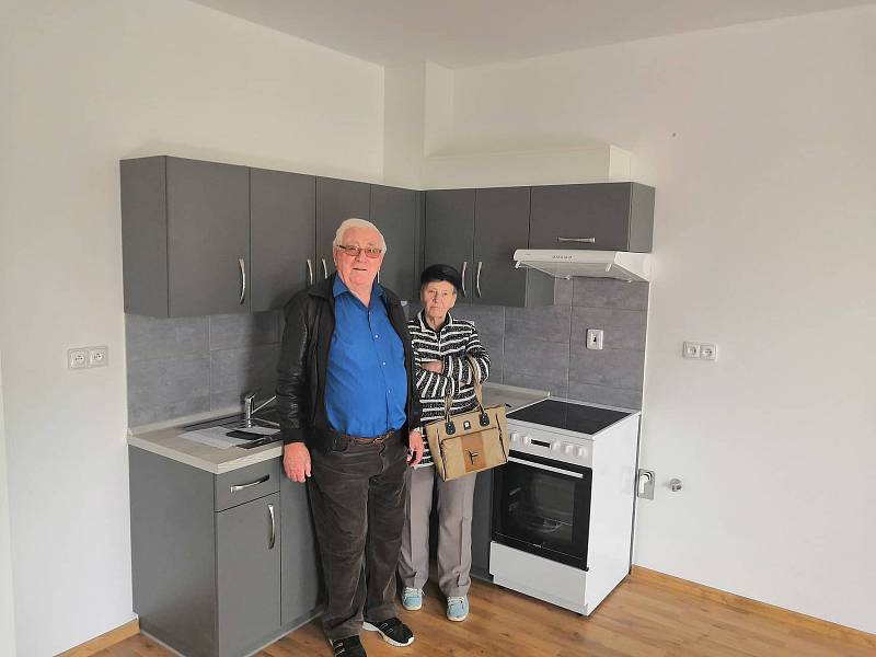 První nájemníci si převzali byty v seniorském domě na sídlišti 9. května v Suchdole nad Lužnicí.