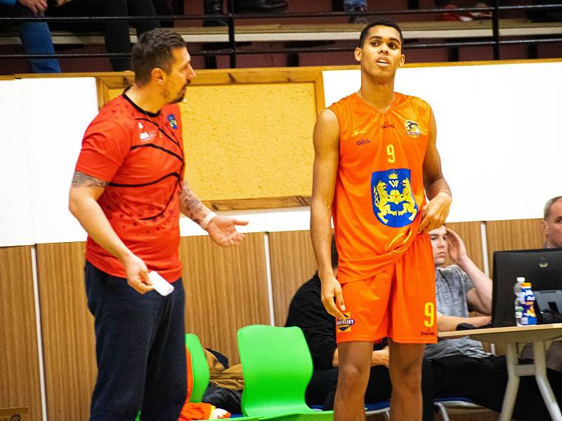 Jindřichohradečtí basketbalisté (v červeném) zvítězili v 12. kole I. ligy na palubovce Pelhřimova 86:50.