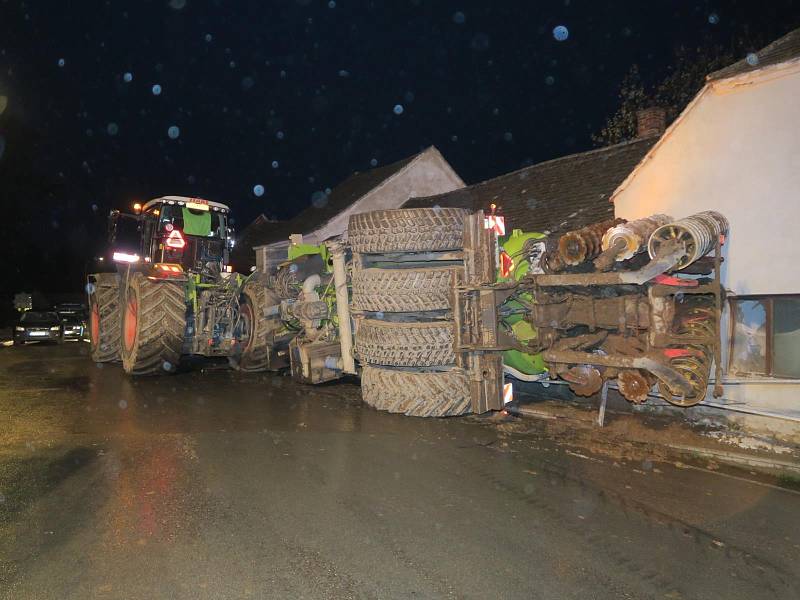 V Dešné na Dačicku se 15. listopadu 2022 převrátila cisterna za traktorem převážejícím kejdu na dům.