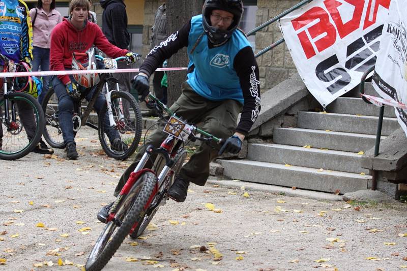 Z jízdy odvážných bikerů, kteří se řítili z dačické věže až na náměstí, se mnohdy tajil dech.