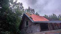 Bouřka v Dívčích Kopách poničila střechu.