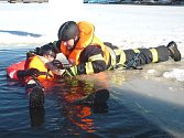 Dobrovolní hasiči z Chlumu u Třeboně na rybníku Hejtman absolvovali výcvik, jehož tématem byla záchrana osoby ze zamrzlé vodní hladiny, které hrozilo utonutí.