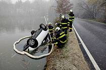 Zpět z rybníka na silnici dostali havarované auto hasiči z Třeboně.