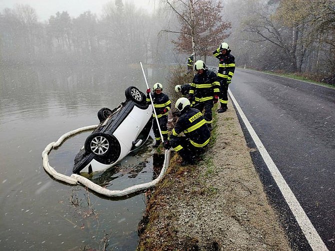 Zpět z rybníka na silnici dostali havarované auto hasiči z Třeboně.