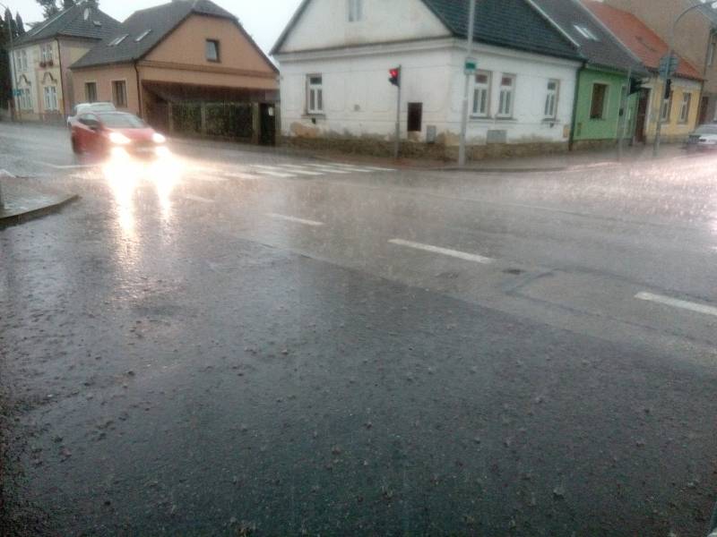 V pátek odpoledne přišel přívalový déšť i do Jindřichova Hradce. 