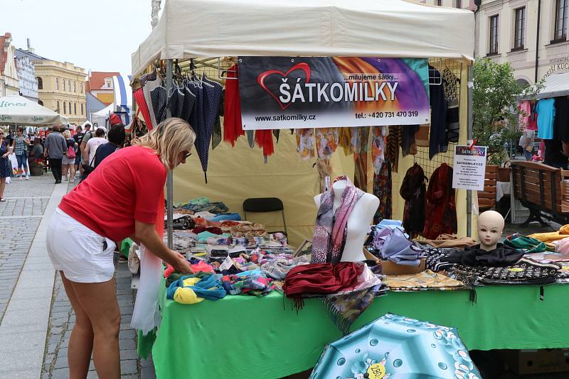 Trhy na náměstí v Třeboni navštěvují tisíce lidí z blízkého i širokého okolí.