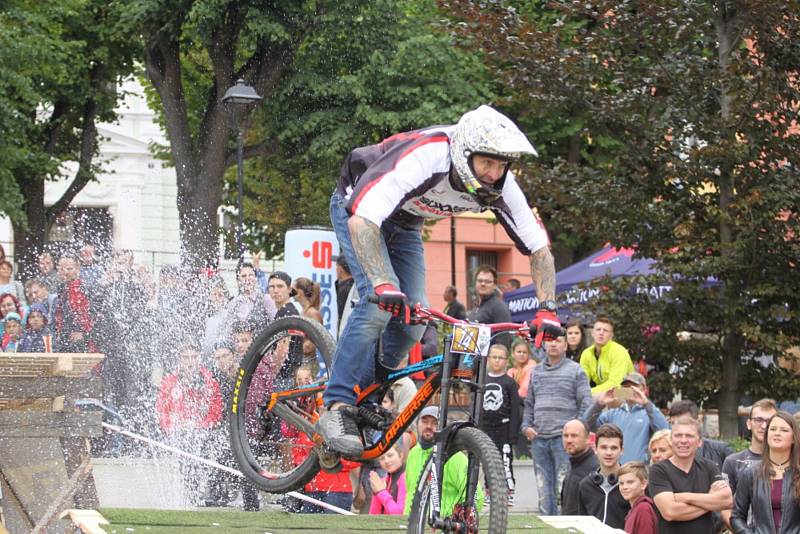 Z jízdy odvážných bikerů, kteří se řítili z dačické věže až na náměstí, se mnohdy tajil dech.