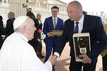 Papež dostal od jihočeské delegace plachetnici s tuzemákem.