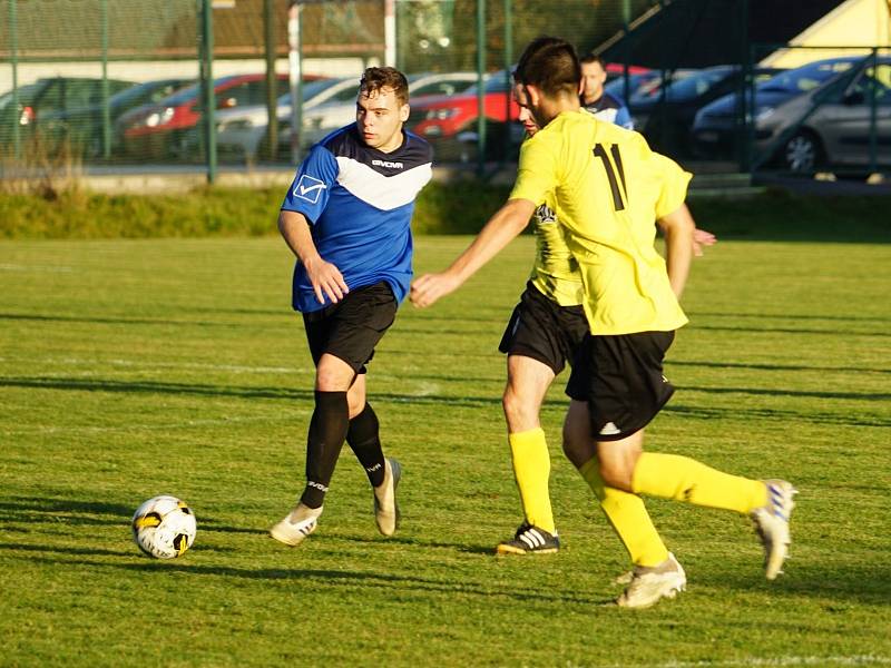 Fotbalisté Číměře/Nové Bystřice B (v modročerném) v 13. kole okresního přeboru deklasovali béčko Suchdola 8:0 a přezimují na třetí příčce.