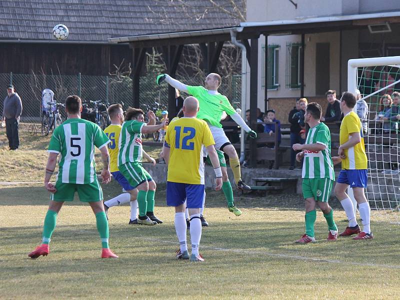 Fotbalisté Lásenice (v zelenobílém) ve 14. kole přeboru utrpěli doma debakl 0:6 od Stráže nad Nežárkou.