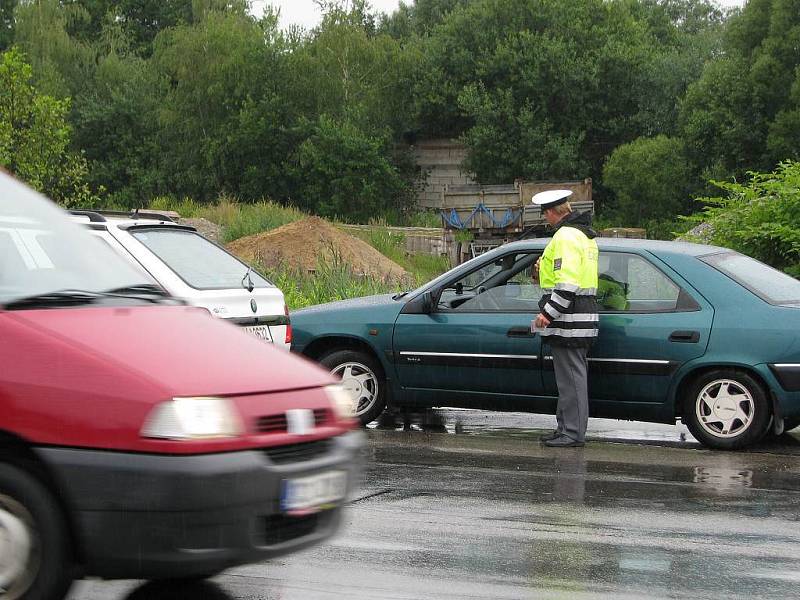 Tento řidič dojel kolonu čekající na zelenou a zůstal stát v křižovatce. Právě v těchto situacích se provoz úplně ochromí.