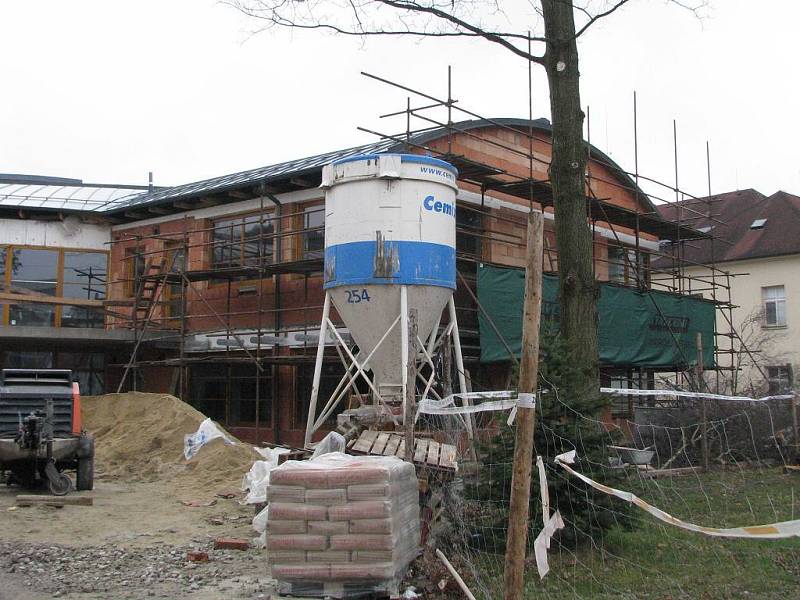 Výstavba nové mateřské školky v Suchdole nad Lužnicí. Pohled na hrubou stavbu.