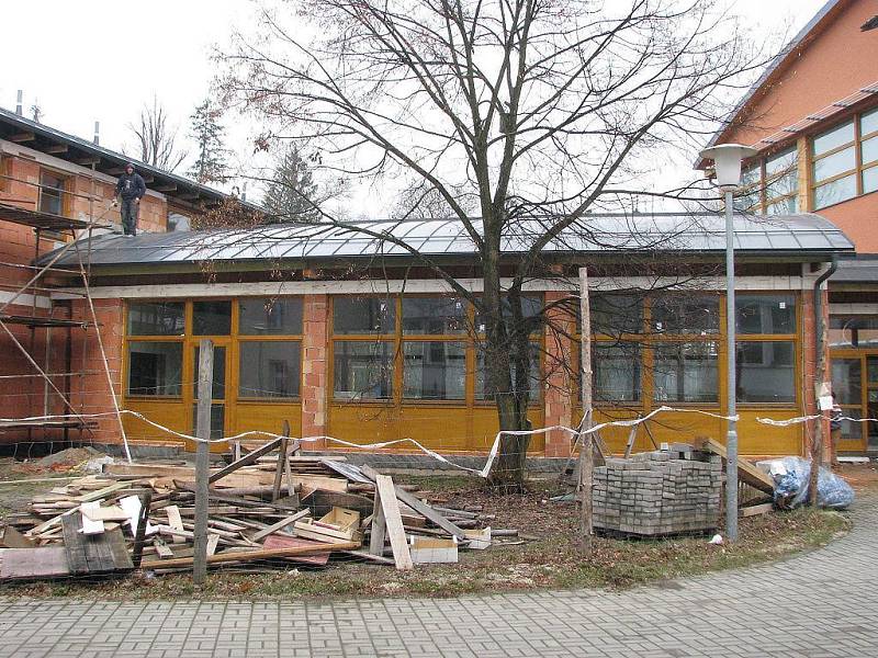 Výstavba nové mateřské školky v Suchdole nad Lužnicí. Pohled na hrubou stavbu.