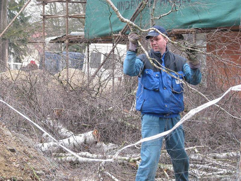 Výstavba nové mateřské školky v Suchdole nad Lužnicí. Pracovníci města upravují prostranství před školkou.  