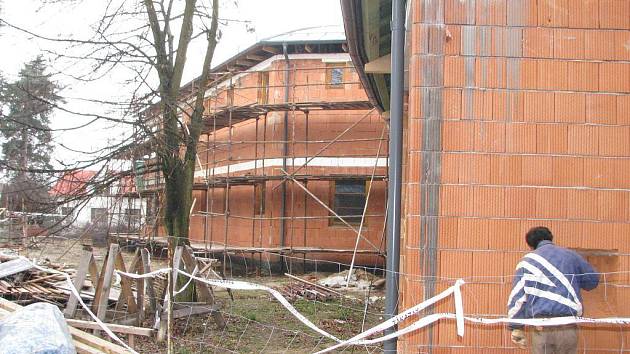 Výstavba nové mateřské školky v Suchdole nad Lužnicí. Pohled na hrubou stavbu.