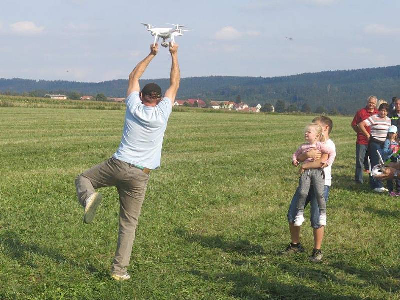 V Malém Pěčíně se konal letecký den Světová křídla.