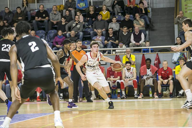 V úvodním utkání basketbalového turnaje  Young Guns GBA Invitational jindřichohradecká GBA porazila americkou Atlantu 81:76.