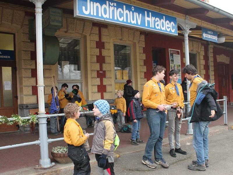 Do Jindřichova Hradce skauti dovezli Betlémské světlo.