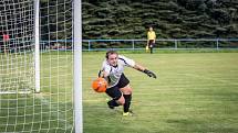 Slavoničtí fotbalisté (v oranžovém) vstoupili do okresního přeboru vysokým vítězstvím 5:0 v Kunžaku.