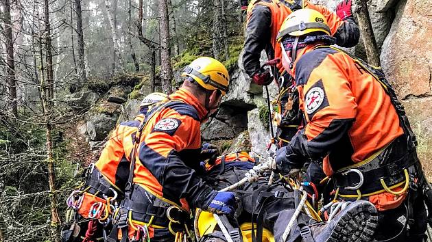 Cvičení jindřichohradeckých hasičů - lezců.