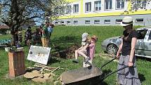 Na školní zahradě v Jarošově oslavili rodiče s dětmi Den Země.