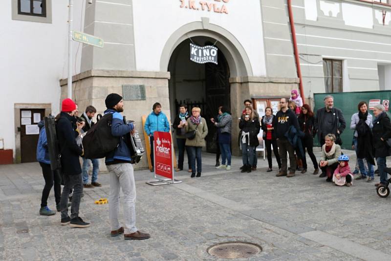 Při roznášení básní v ulicích Třeboně v rámci Guerilla poetringu doprovázela básníky kapela Zrní.